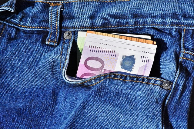 bankovky v džínech